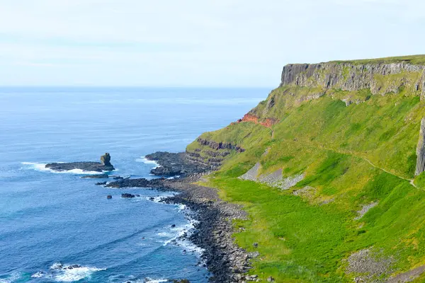 Хвилі Розбиваються Захоплюючому Шестикутному Гігантському Скелі Скелястому Узбережжі Північної Ірландії Ліцензійні Стокові Зображення