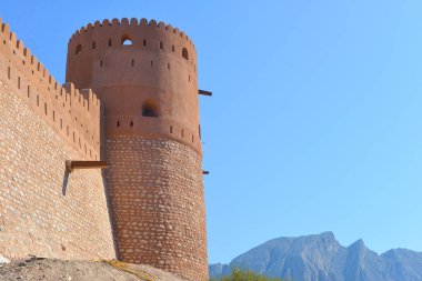 Umman 'da Muscat yakınlarında eski bir kale..