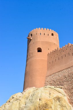 Umman 'da Muscat yakınlarında eski bir kale..