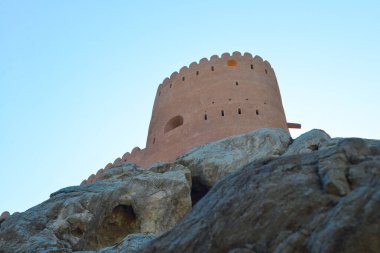 Umman 'da Muscat yakınlarında eski bir kale..