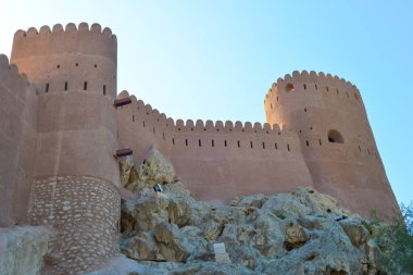 Umman 'da Muscat yakınlarında eski bir kale..
