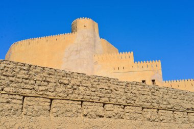 Umman 'da Muscat yakınlarında eski bir kale..