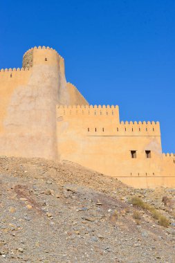 Umman 'da Muscat yakınlarında eski bir kale..