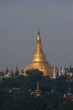Yangon, Myanmar 'da Shwedagon Pagoda üzerinde gün batımı.