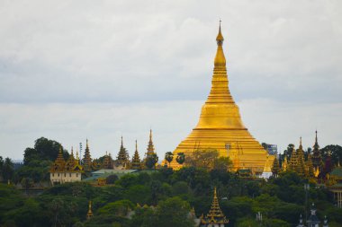 Yangon, Myanmar 'da Shwedagon Pagoda üzerindeki bulutlar.