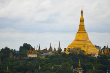 Öğleden sonra Yangon, Myanmar 'daki Shwedagon Pagoda' ya bakıyorum..