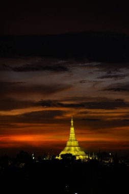 Yangon, Myanmar 'da Shwedagon Pagoda üzerinde gün batımı.