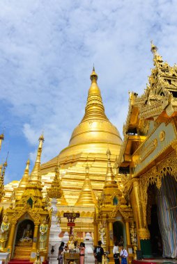 Yangon, Myanmar 'daki Shwedagon Pagoda kompleksinin içinde..