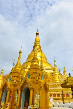 Yangon, Myanmar 'daki Shwedagon Pagoda kompleksinin içinde..