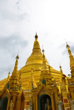 Yangon, Myanmar 'daki Shwedagon Pagoda kompleksinin içinde..