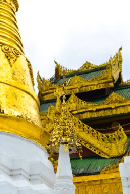 Yangon, Myanmar 'daki Shwedagon Pagoda kompleksinin içinde..