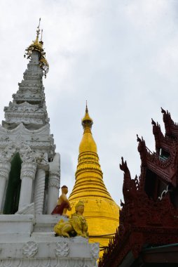 Yangon, Myanmar 'daki Shwedagon Pagoda kompleksinin içinde..
