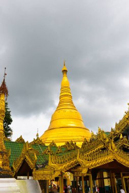 Yangon, Myanmar 'daki Shwedagon Pagoda kompleksinin içinde..