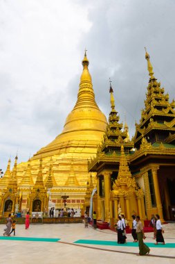 Yangon, Myanmar 'daki Shwedagon Pagoda kompleksinin içinde..