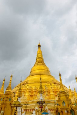 Yangon, Myanmar 'daki Shwedagon Pagoda kompleksinin içinde..