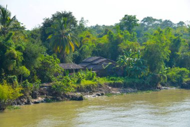 Yangon, Myanmar yakınlarındaki nehir kıyısında köy hayatı.