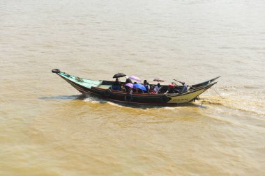 Yangon, Myanmar yakınlarında nehir boyunca seyahat eden tekneler..