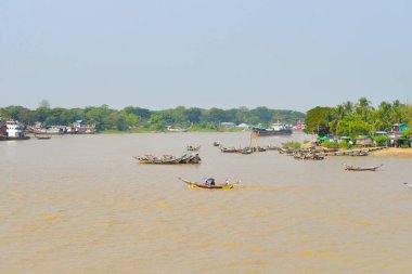 Yangon, Myanmar yakınlarındaki nehir kıyısında köy hayatı.