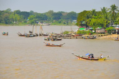 Yangon, Myanmar yakınlarındaki nehir kıyısında köy hayatı.