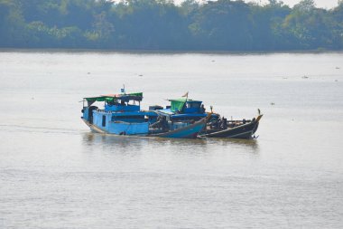 Yangon, Myanmar yakınlarında nehir boyunca seyahat eden tekneler..