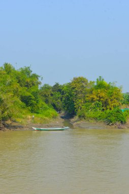 Yangon, Myanmar yakınlarındaki nehir boyunca balıkçı tekneleri..