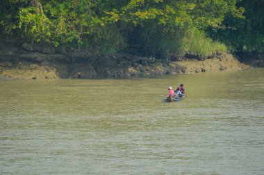 Yangon, Myanmar yakınlarındaki nehir kıyısında köy hayatı.