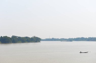 Yangon yakınlarındaki nehirden aşağı bakıyorum, Myanmar..