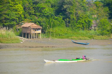 Yangon, Myanmar yakınlarındaki nehir kıyısında köy hayatı.