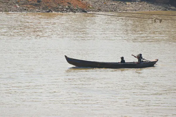 Yangon, Myanmar yakınlarındaki nehir boyunca balıkçı tekneleri..