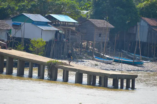 Yangon, Myanmar yakınlarındaki nehir kıyısında köy hayatı.