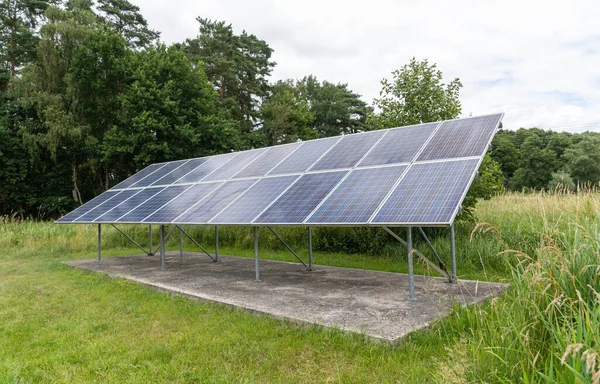 Dwa Rzędy Paneli Słonecznych Gospodarstwie — Zdjęcie stockowe