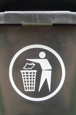 Beyaz çöp kutusu logosu olan siyah çöp kutusu.
