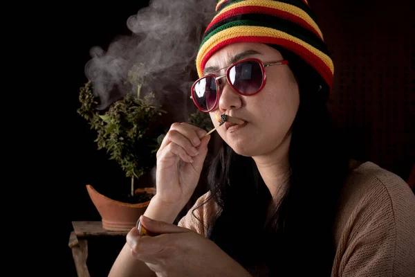 Krásná Asie Ženy Kouření Trávy Pozadí Konopí — Stock fotografie