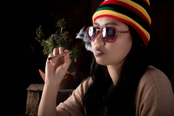 Красивые Азиатские Женщины Курящие Сигареты Фоне Конопли Стоковая Картинка
