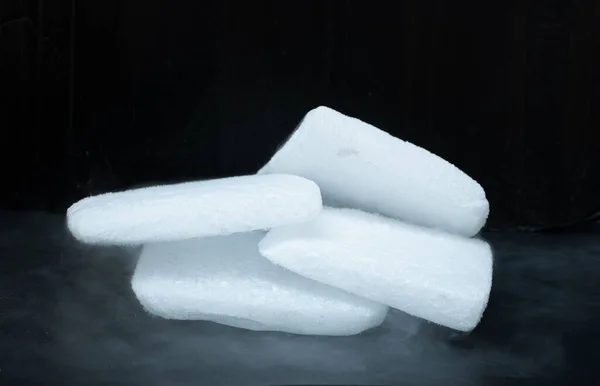 Siyah Arkaplana Istiflenmiş Kuru Buz Küpleri — Stok fotoğraf