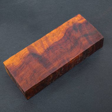 Nadir bulunan padauk ağacının kerestesi. Siyah arka plandaki el sanatları için güzel bir deseni var.