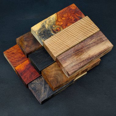 DIY projeleri için ahşap tahtalar yığılıyor 