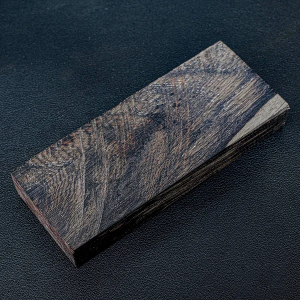 Tarcica Rzadkie Ebony Drewna Pięknym Wzorem Dla Rzemiosła Czarnym Tle — Zdjęcie stockowe