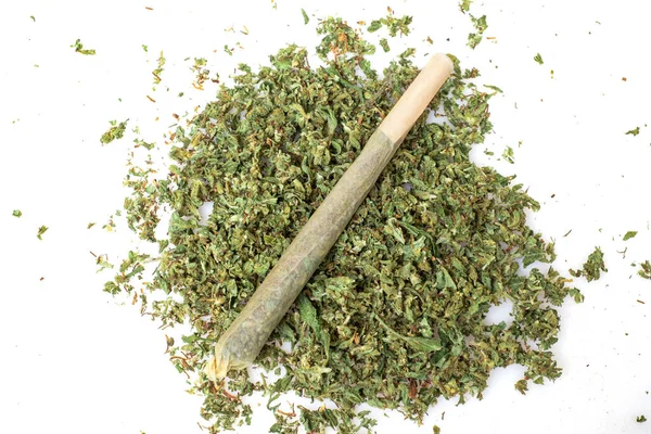 Beyaz Arka Planda Doğranmış Kenevir Tomurcuklarıyla Birlikte Önceden Sarılmış Marihuana — Stok fotoğraf