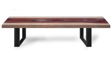 Beyaz arka planda çelikten yapılmış gül ağacından yapılmış masa modern tarzı.