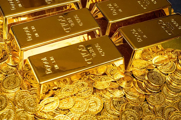 Lingotti Oro Sono Collocati Mucchio Monete Oro — Foto Stock