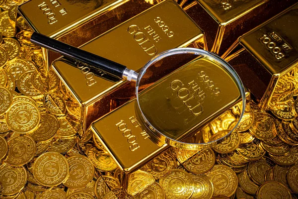 Рука Збільшувальним Склом Перевіряє Золото Купі Золотих Монет Стокове Фото