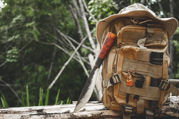 Ножевой Рюкзак Оборудованием Выживания Лесу Старом Деревянном Дереве Лицензионные Стоковые Изображения