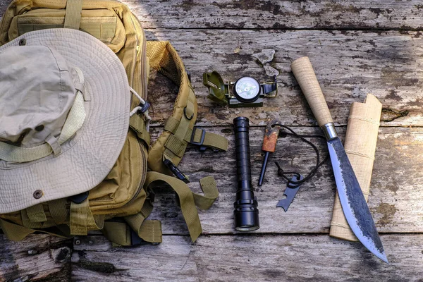 Нож Рюкзак Оборудованием Выживания Лесу Старом Деревянном Фоне Лицензионные Стоковые Фото