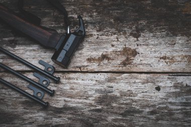 Çivi çivisi çekiç sapı eski ahşap arka planda abanoz ağacından yapılmıştır.