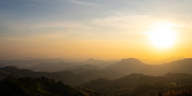 Dağın tepesinden, güneş doğduğunda Dong Yi Mu Phurua Loei Tayland 'a bakın.