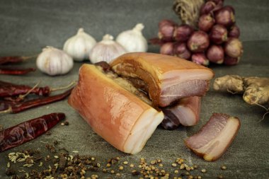 Yunnan domuz pastırması ve baharatlı bir tabak.