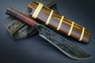 Tılsımlı siyah bıçak ve demirhindi çekirdek ahşap kılıfı Taylan 'da elde yapılır.