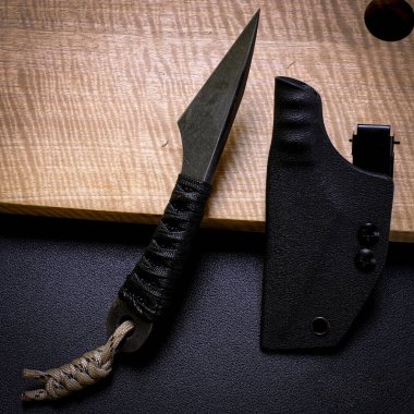 El yapımı kiridashi bıçağı siyah arka planda Japon stili.