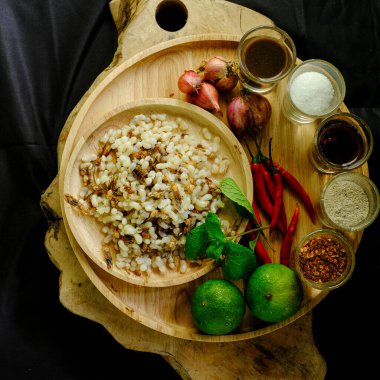 Baharatlı salata aromalı kırmızı karınca yumurtası Tayland 'ın yerel yemeği, kuzeydoğu bölgesi, siyah arka plan.